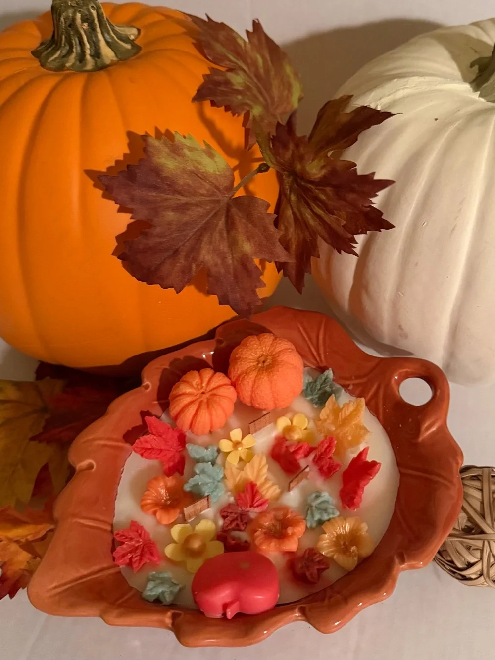 Autumn Leaf Ceramic Dish with Fall Floral Pumpkin Soy Candle Pumpkin Pie 18.5 oz